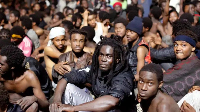 مئات المهاجرين تمكنوا من اجتياز السياج ونقلوا إلى مركز احتجاز المهاجرين في سبتة