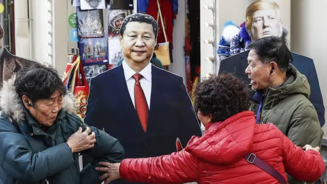 Khách du lịch Trung Quốc chụp ảnh với ảnh ông Trump và ông Tập kích cỡ người thật tại Nga hôm 4/4/2019