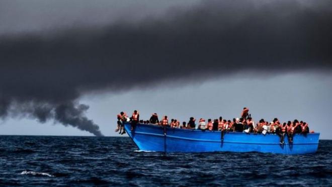 قارب مهاجرين في البحر المتوسط