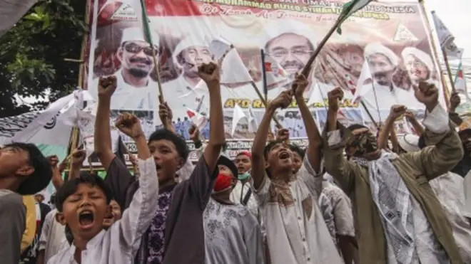 Massa menunggu kedatangan Rizieq Shihab di Markas Besar FPI, Petamburan, Jakarta, Selasa (10/11/2020).