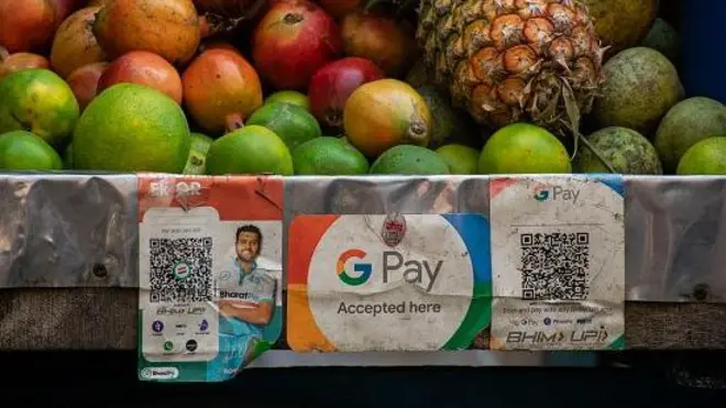 फलों की दुकान पर क्यू आर कोड