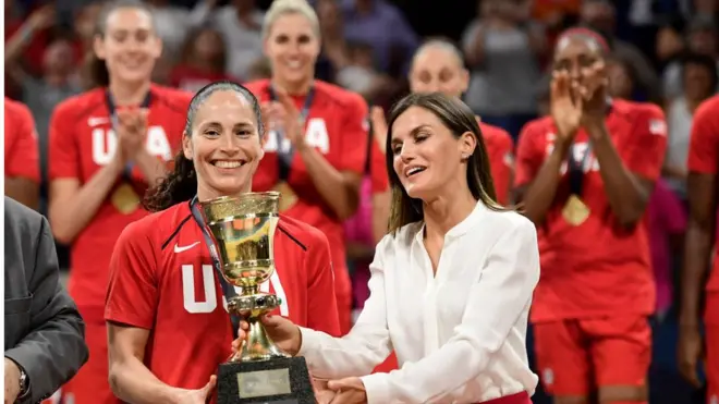 La basketteuse américaine Breanna Stewart recevant le trophée du Mondial féminin des mains de Letizia, reine d'Espagne
