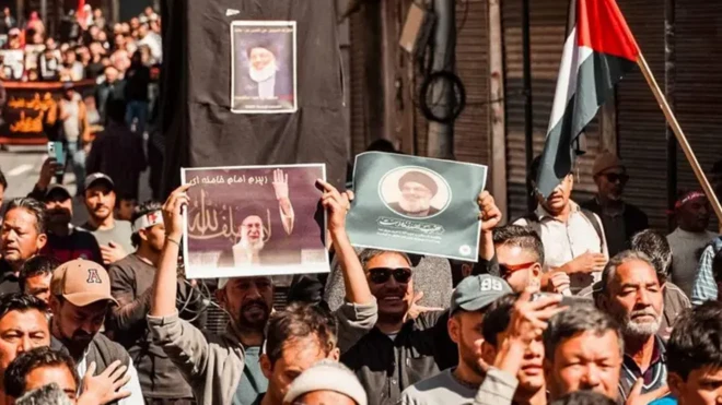 شیعیان کارگل در خیابان با عکس‌هایی از حسن نصرالله و علی خامنه‌ای در دست