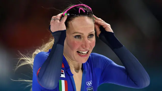 Франческа Лолобриджида из сборной Италии празднует свой олимпийский рекорд по конькобежному спорту среди женщин на дистанции 3000 м в первый день зимних Олимпийских игр Milano Cortina 2026 на стадионе Milano Speed Skating Stadium 7 февраля 2026 года в Милане, Италия.