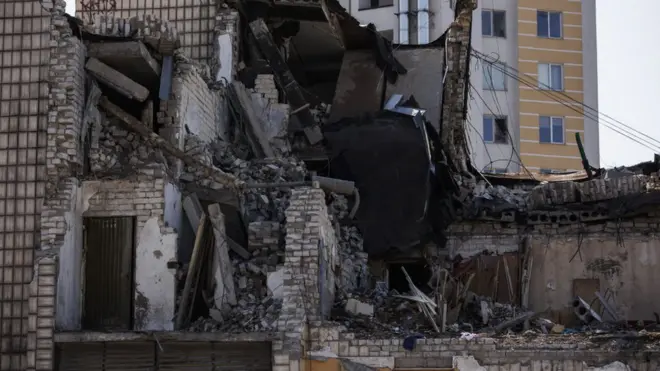 مبنى سكني مدمر إثر القصف الروسي على كييف