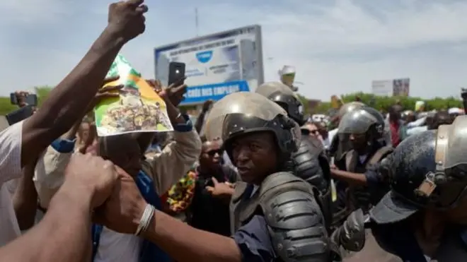 ဓါတ်ပုံ ၁။ ။ လတ်တလော မာလီနိုင်ငံမှာဖြစ်တဲ့ စစ်အာဏာသိမ်းမှုဆိုရင် တနှစ်ထဲမှာပဲ နှစ်ကြိမ် စစ်တပ်က နိုင်ငံရေးမှာ ကြားဝင်စွက်ဖက်တာဖြစ်ခဲ့