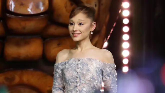 Ariana Grande, w sukience z cekinami w odcieniu różowego szampana, uczestniczy w premierze Wicked: Na dobre w Universal Studios Singapore 13 listopada.