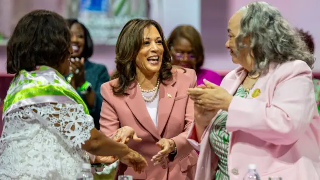 La vicepresidenta de Estados Unidos, Kamala Harris, saluda a miembros de la hermandad Alpha Kappa Alpha después de hablar en el Centro de Convenciones Kay Bailey Hutchison el 10 de julio de 2024 en Dallas, Texas.