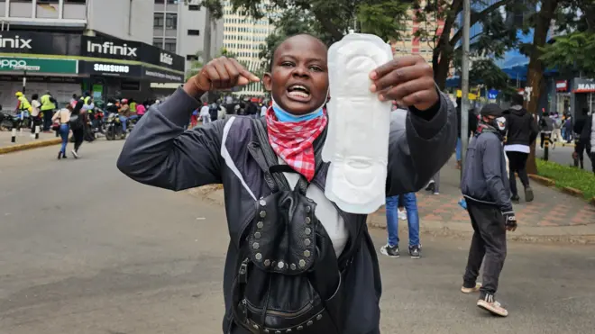 Aristaricus Irolo arigaragambya avuga ko leta ishaka kuzamura imisoro ikamugeza aho atabasha kwigurira agakoresho k’isuku y’imihango