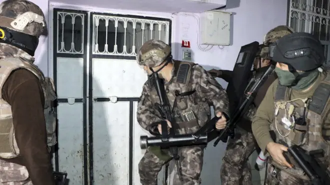 Unit antiteror kepolisian Turki menggerebek sebuah rumah di Adiyaman, Turki selatan, dalam operasi pada Minggu pagi (05/02).