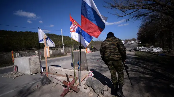 На једном од контролних пунктован на путу за Севастопољ заједно стоје српска, руска и застава руске морнарице, 13. март 2014. године.