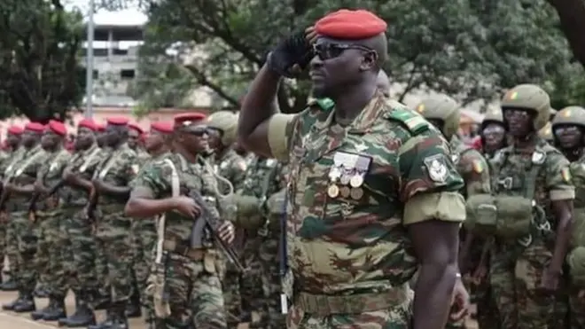 Le lieutenant-colonel Mamady Doumbouya en compagnie du président Condé