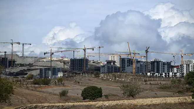 TOKİ evleri yükselti üzerinde inşa ediliyor. 