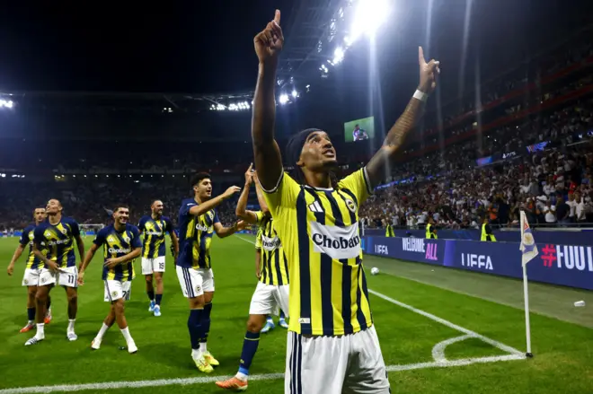 Fenerbahçe'nin oyuncusu Archie Brown, 26 Ağustos 2026 tarihinde Fransa'nın Lyon kentinde oynanan Lyon ile Fenerbahçe SK arasındaki UEFA Şampiyonlar Ligi play-off ikinci maçının ardından galibiyeti kutluyor.
