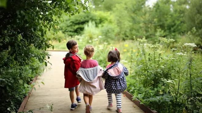 讓孩子們盡早地接觸植物很重要，比如在大自然中散步，就像圖中的英國皇家植物園邱園（Credit: Getty）