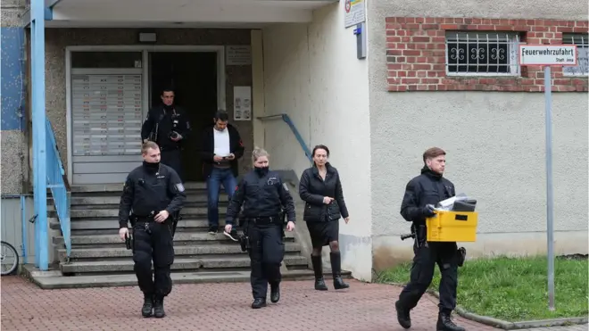 ချက်ချင်ညာက လာတဲ့ ခိုလှုံခွင့် တောင်းခံသူ တွေကို ရှာဖွေ