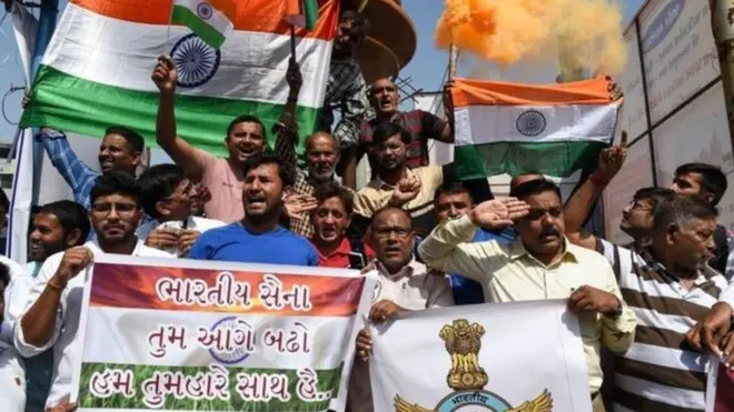 Hindistan'da göstericiler hava operasyonlarının ardından sokaklara çıktı.