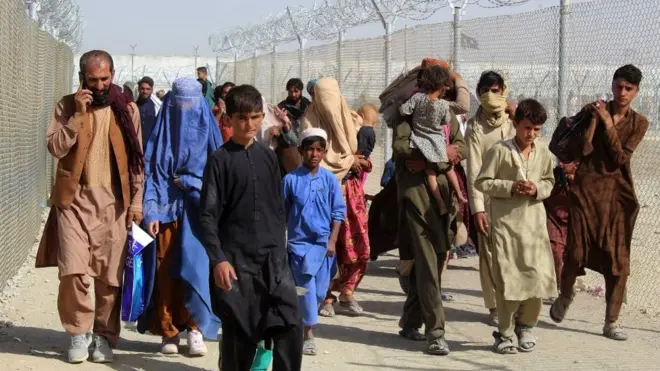 До афгано-пакистанской границы тысячи беженцев доходят пешком