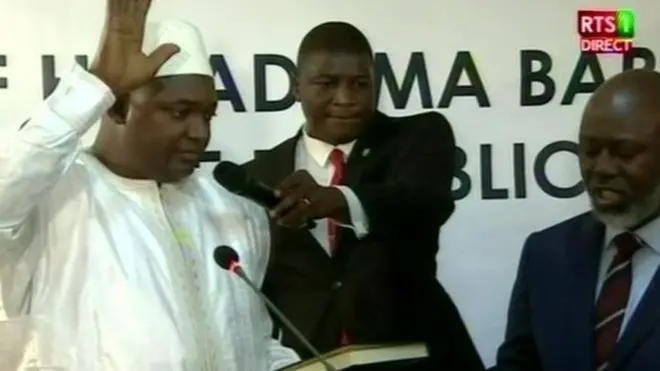 Markii la dhaariyay kadib Adama Barrow ayaa ugu baaqay askarta inay ku jiraan xeryahooda