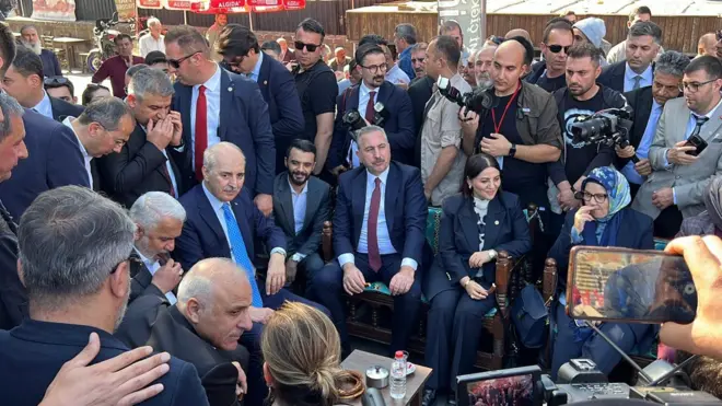 Kurtulmuş Diyarbakırlılar ve yanındaki milletvekilleriyle çaycıda oturuyor. 