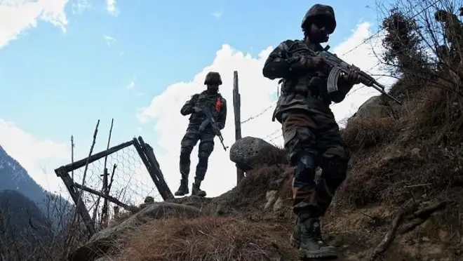 Photo Caption- कुपवाडा येथे एलओसीवर गस्त घालणारे भारतीय सैनिक. (जानेवरी, 2025)