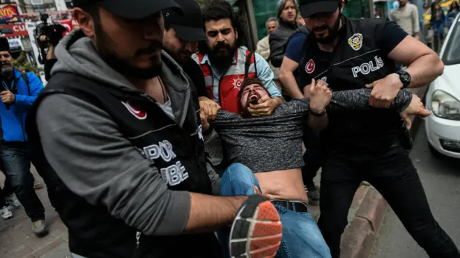 Beşiktaş'ta oturma eylemi düzenleyenler polis tarafından gözaltına alındı