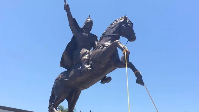 Tượng vua Quang Trung tại Garden Grove, California