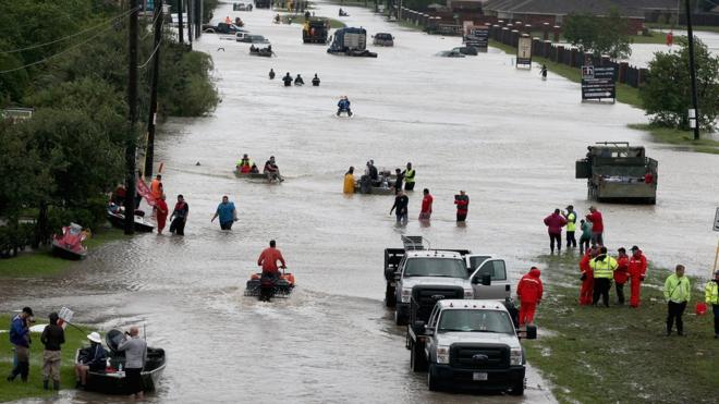 休斯敦许多地区仍泡在水中。