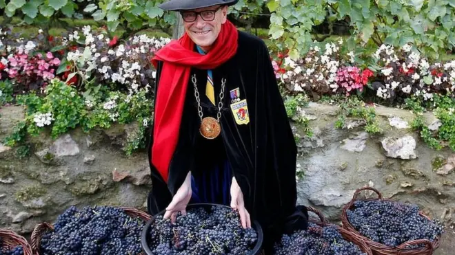 Pertemuan empat hari diorganisir oleh Commanderie du Clos du Montmartre, yang berparade di jalanan dengan jubah berwarna merah anggur mereka saat festival yang berlangsung setiap tahun.