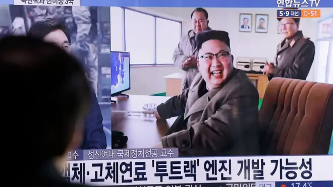 韓國電視台播放朝鮮媒體公開的金正恩觀看發動機點火測試的視頻片斷。
