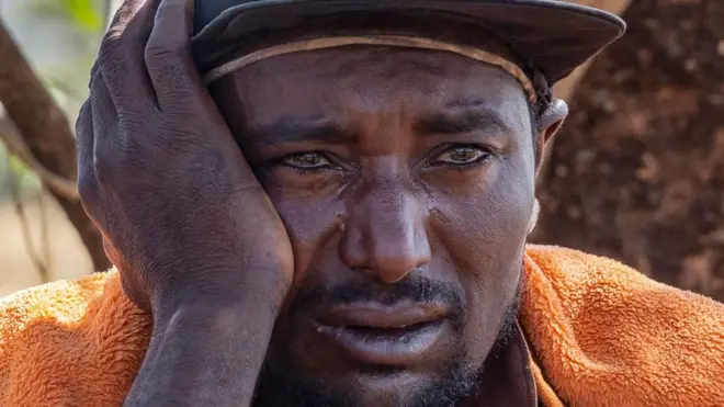 የመተከል ዞን ነዋሪ የነበረው አለሙ በየነ፣ ቤተሰቡን ለመታደግ በአውቶብስ ወደ ቻግኒ ከተማ በታኅሣሥ 3 2013 ዓ.ም ይልካቸዋል። ታጣቂዎች ግን ባለቤቱን እና ሦስት ልጆቹን ጨምሮ 44 ተሳፋሪዎችን በአሰቃቂ ሁኔታ ገደሉ