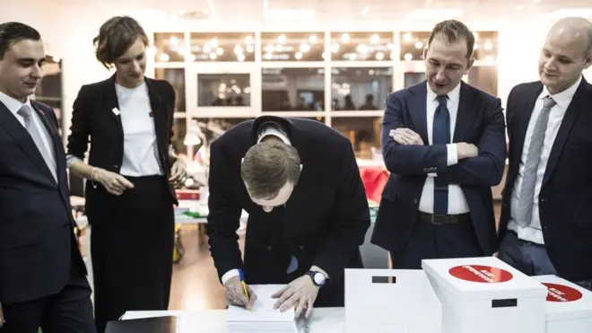 Накануне избирком до девяти вечера ждал, пока сторонники Навального привезут документы