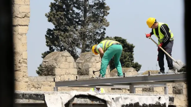 İçərişəhərdə tikintisi nəzərdə tutulan restoranın damında söküntü aparılır