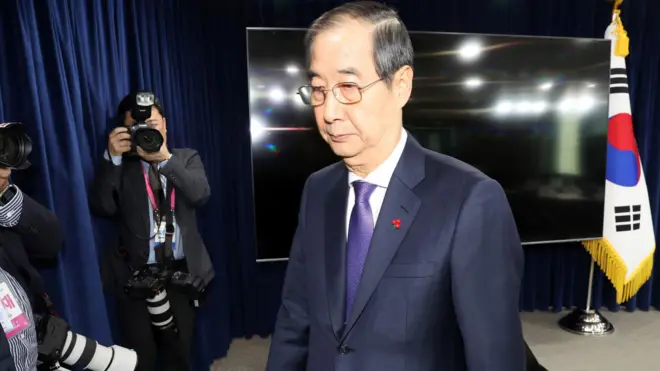 한덕수 대통령 권한대행 국무총리가 26일 서울 종로구 정부서울청사에서 긴급 대국민담화를 발표한 뒤 브리핑실을 나서고 있다