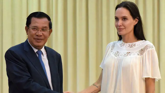 Angelina Jolie và Thủ tướng Campuchia Hun Sen hồi năm 2015