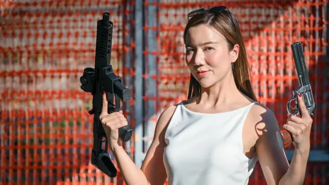 น้ำอิง-กชนก สุต๊า สาวนักรีวิวปืนคนแรก ๆ ของไทย