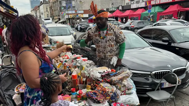 Abantu bariko barasuma mw'isoko rya Clemenceau mu Bubirigi
