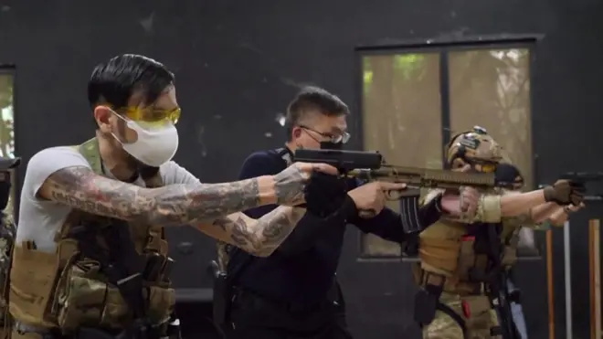 一位39歲的紋身師Su Chun及其他學員正在學習射擊訓練