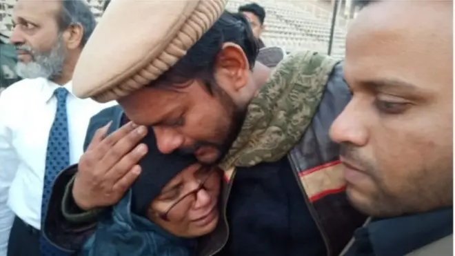 حامد انصاري له خپلې مور سره د لیدو پر مهال