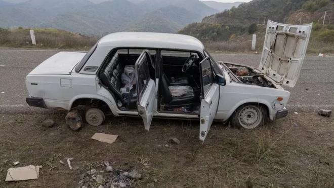 یکی از خودروهای رها شده در کریدور لاچین- تنها مسیر خروج از قره باغ به ارمنستان