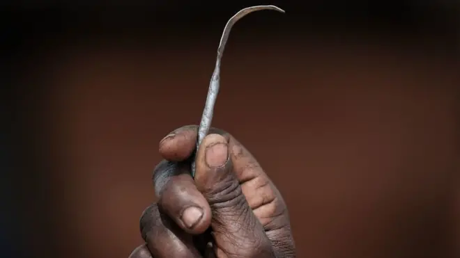 Umugore yahoze akeba abakobwa yerekanye icuma yakoresha mu bukeba abakobwa hari mu nyigisho zo kurwanya ikebwa ry'abana b'abakobwa