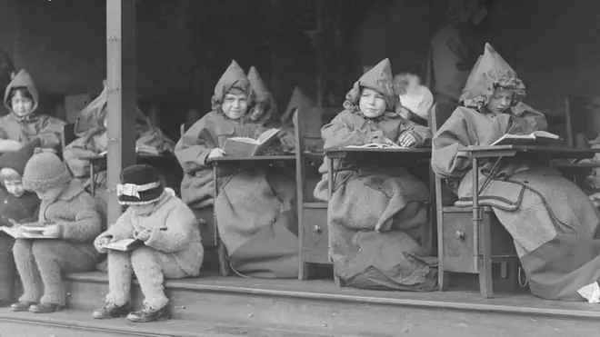 โรงเรียนกลางแจ้งในนครนิวยอร์ก อุปสรรคอย่างหนึ่งคือเด็ก ๆ ต้องทนกับสภาพอากาศอันหนาวเย็น