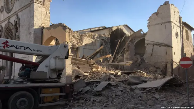 Dhulgariirka ayaa burburiyay magaalooyiin ku yaalla bartamaha dalkaasi