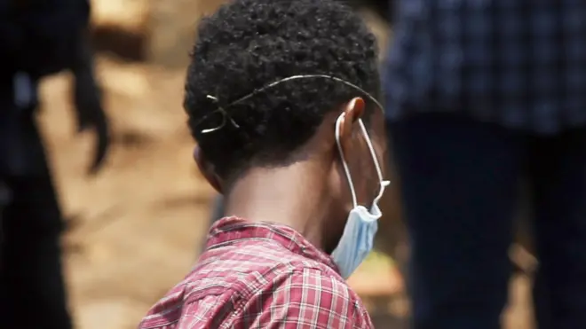 ጭምብል ያጠለቀ ወጣት በአዲስ አበባ