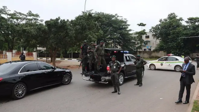 E no dey clear if true-true dis police moto dem dey block Saraki house