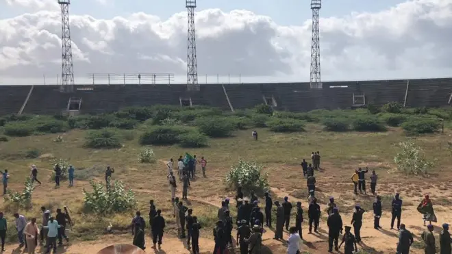 Shacab badan oo dhirta ka jaraya gudaha garoonka