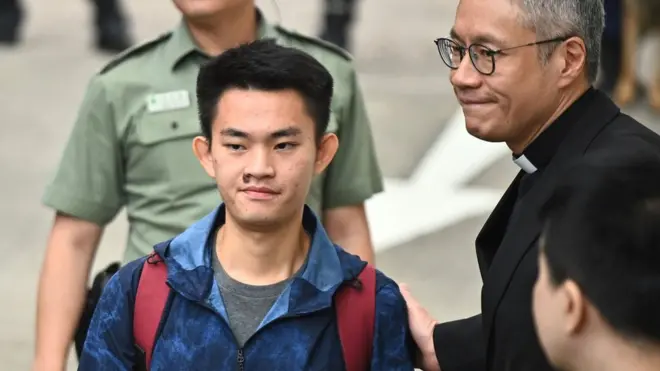 管浩鸣牧师（右）在香港壁屋监狱迎接陈同佳（中）（23/10/2019）