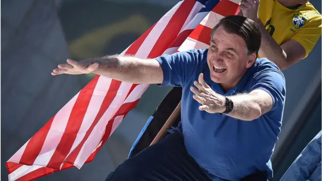 شارك الرئيس البرازيلي، الأحد، في احتجاجات ضد إجراءات الإغلاق بسبب تفشي فيروس كورونا، شهدت هتافات مناهضة للكونغرس والمحكمة البرازيلية العليا، ودعوات للانقلاب العسكري