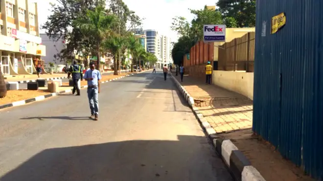 Une rue de Kigali, la capitale du Rwanda, un pays accusé par HRW d'enfermer dans des "centres de transit" des personnes "indésirables".