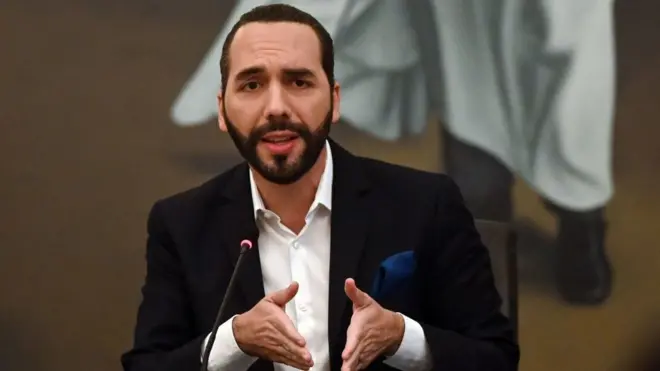 A dos años de conseguir un triunfo histórico en las elecciones, Bukele cuenta con un gran apoyo popular pero cada vez recibe más críticas por un supuesto mandato de tintes autoritarios.